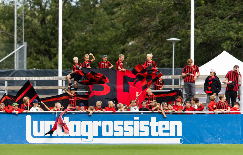 240818 Unga supportrar till Brommapojkarna under fotbollsmatchen i Allsvenskan mellan Brommapojkarna och Häcken den 18 augusti 2024 i Stockholm. 
Foto: Andreas L Eriksson / BILDBYRÅN / COP 106 / AE0136