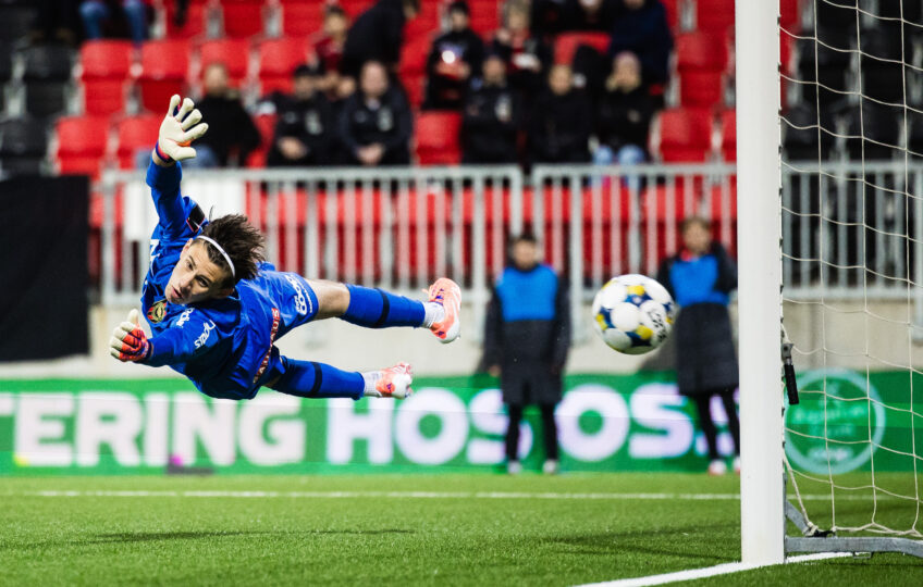 HERR: John-Oliver Lacayo förlänger till 2028 och flyttas permanent upp till herrlaget.